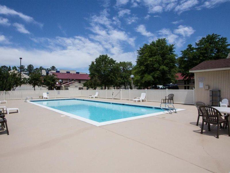 Red Roof Inn & Suites Newport News Exterior foto