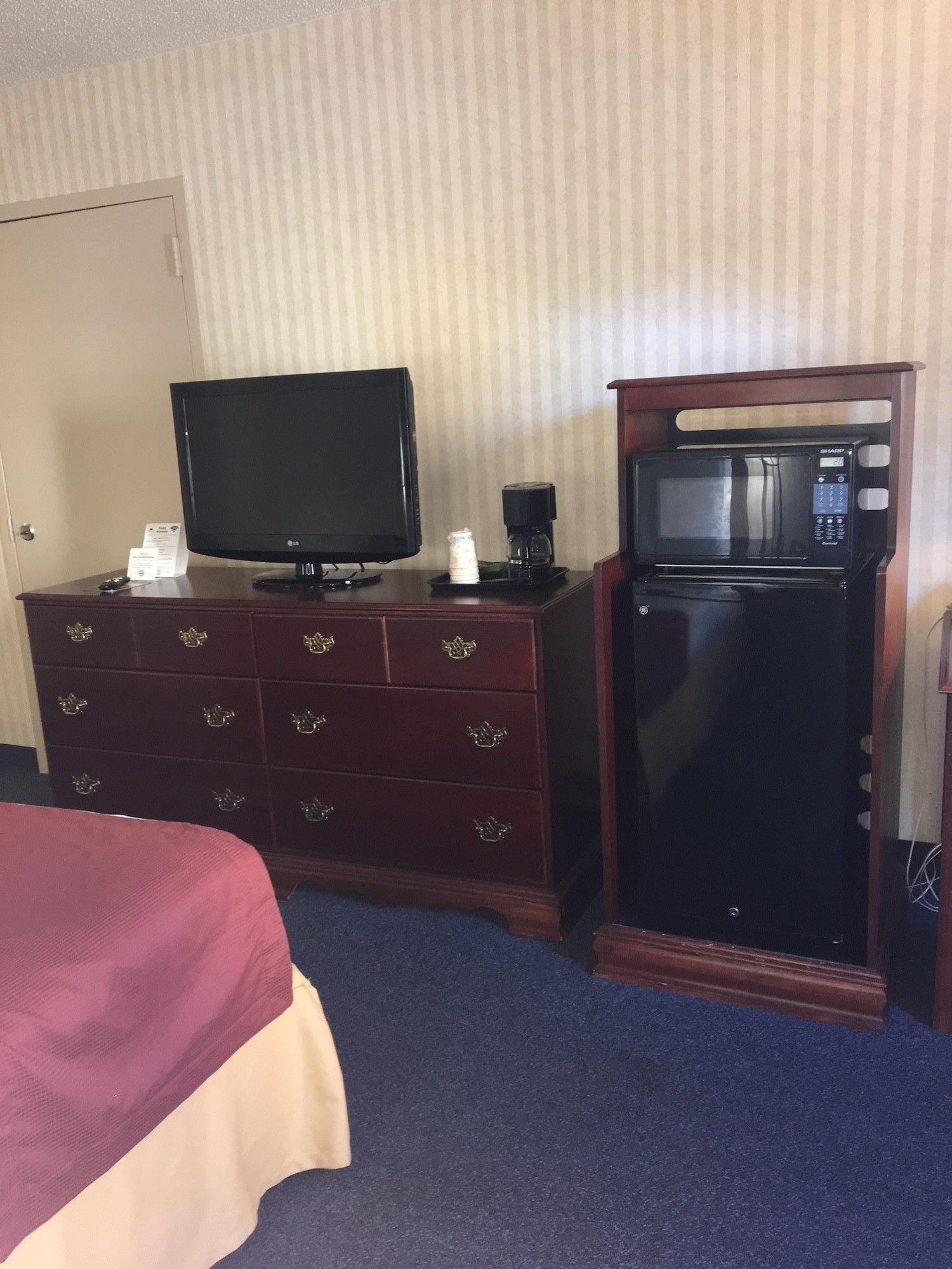 Red Roof Inn & Suites Newport News Exterior foto