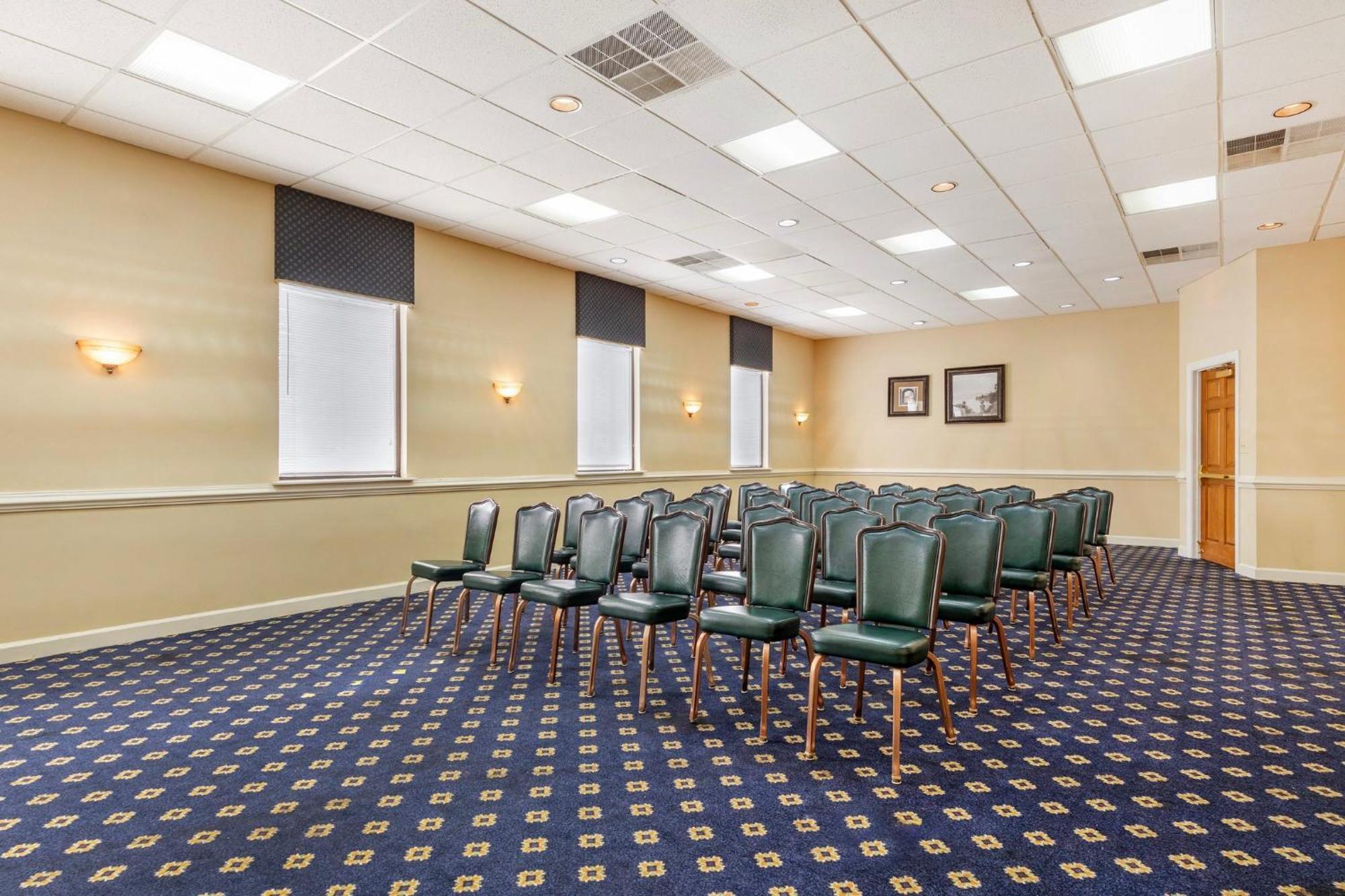 Red Roof Inn & Suites Newport News Exterior foto